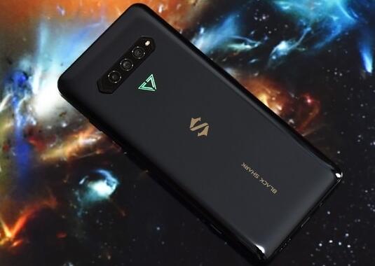 黑鯊 4 Pro發(fā)布：搭載一塊6.67 英寸三星AMOLED中置挖孔屏幕