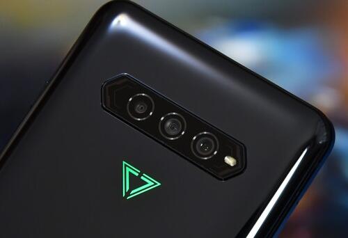 黑鯊 4 Pro發(fā)布：搭載一塊6.67 英寸三星AMOLED中置挖孔屏幕